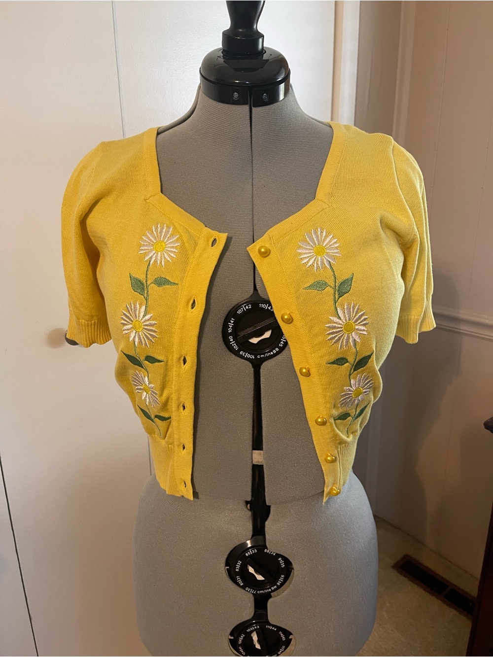 NWT collectif size L (UK 14, US 10) daisy short sleeve cardigan.